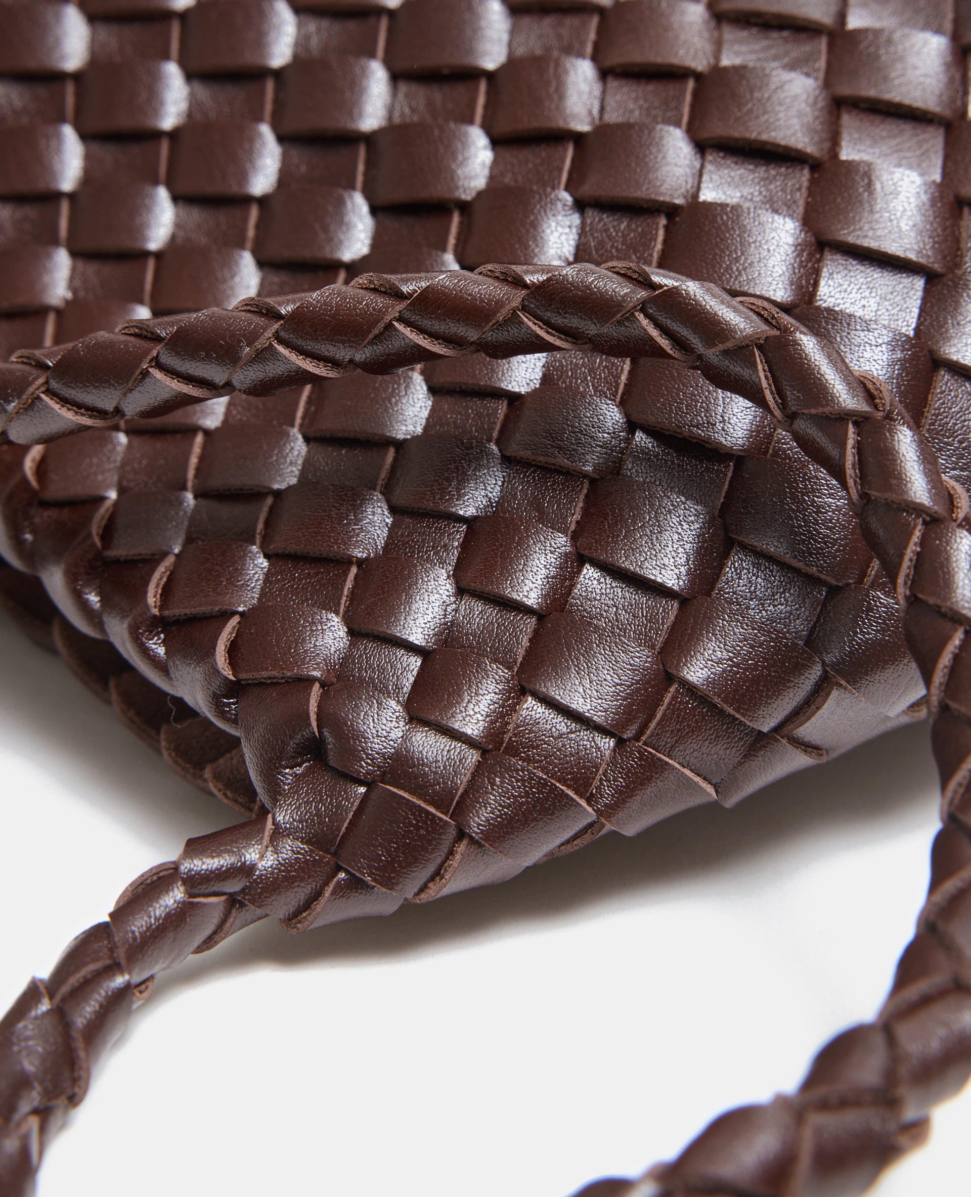 Sac en simili tressé porté épaule