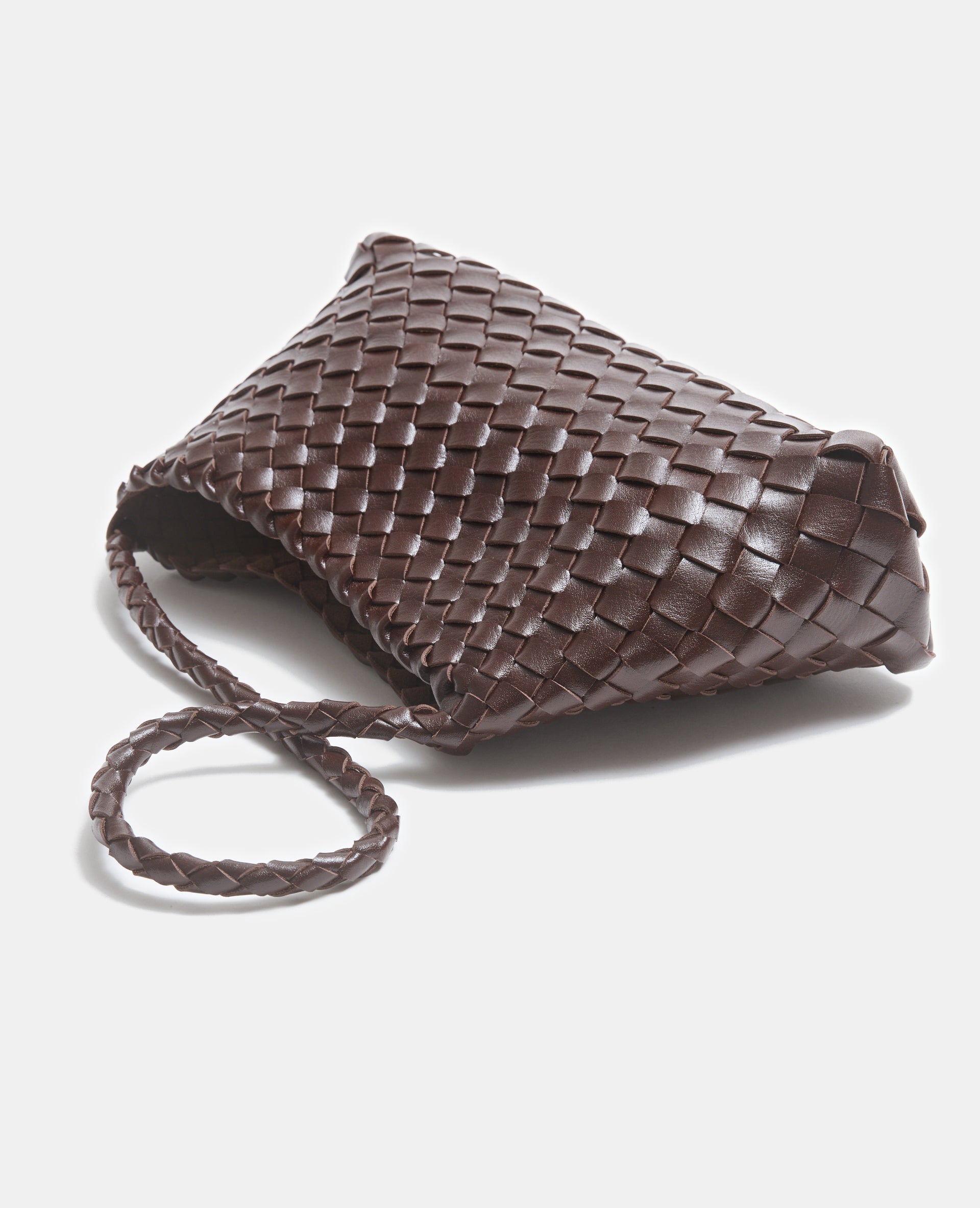 Sac en simili tressé porté épaule