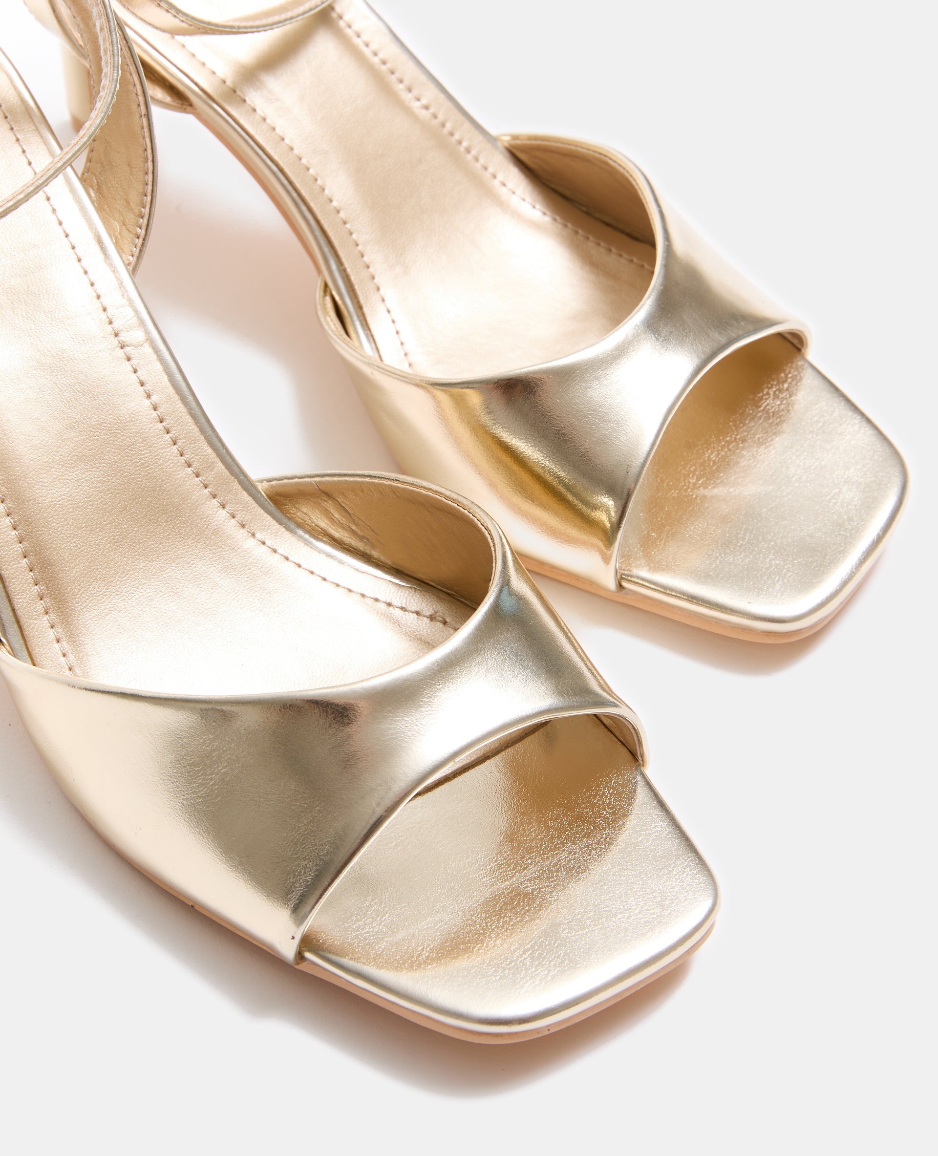Paire de sandales à talon en simili doré