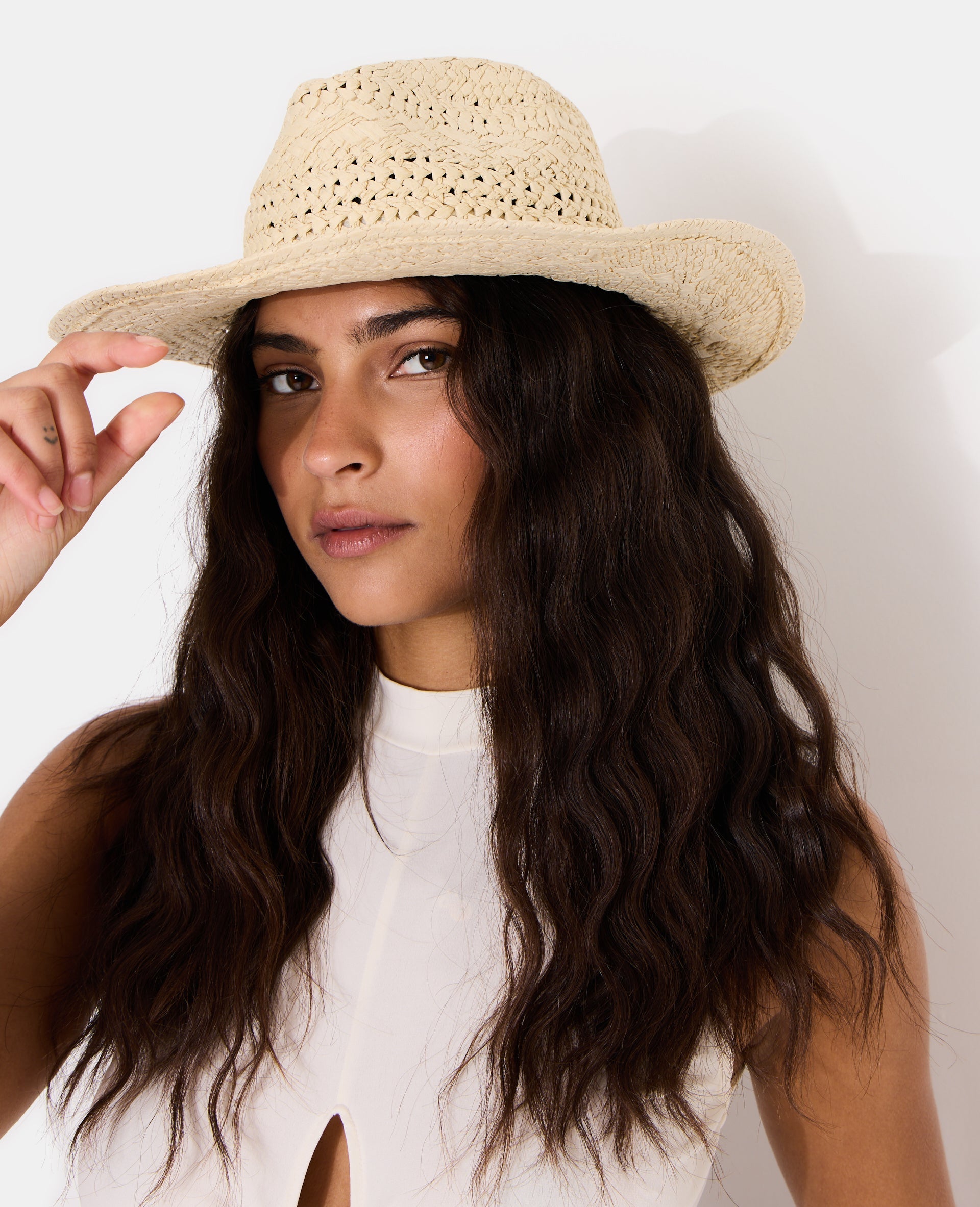 Chapeau de paille avec perles et coquillages